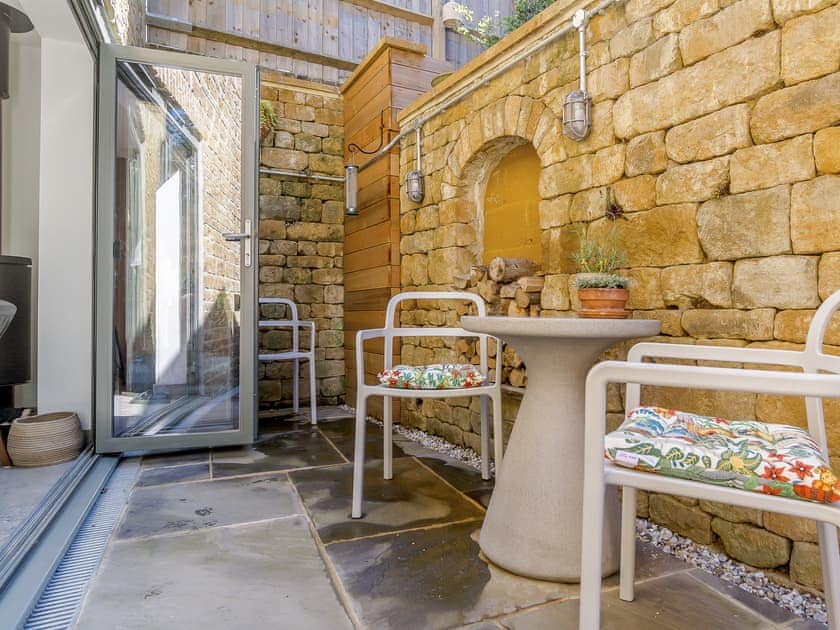 Relaxing patio area | Finch Cottage, Farnborough, near Banbury