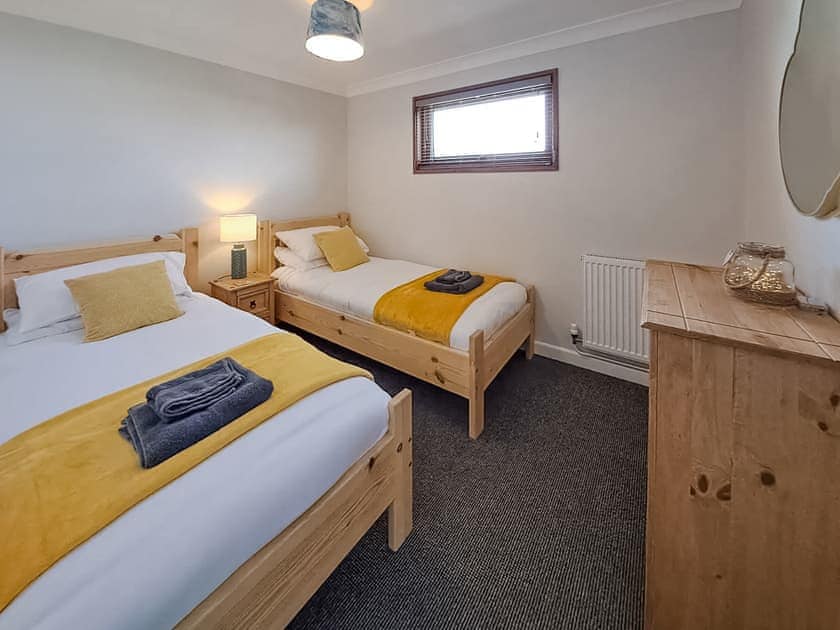 Twin bedroom | River Breeze - Norfolk Holiday Lodges, Brundall