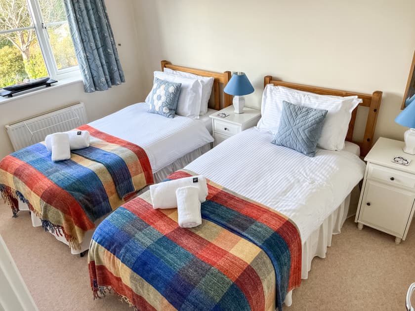 Twin bedroom | Llamedos, Bideford