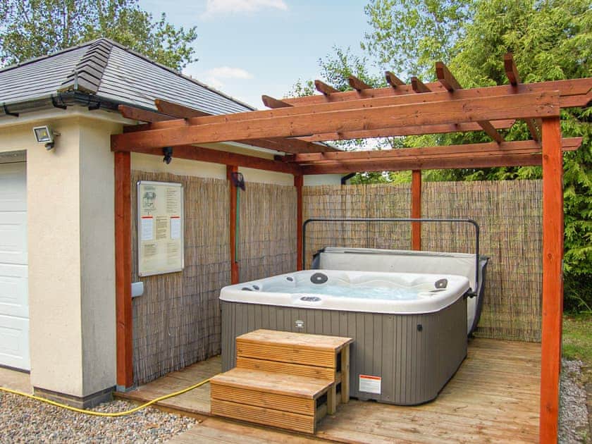 Hot tub | Glan Yr Afon - Lounge Holidays, Dolgellau