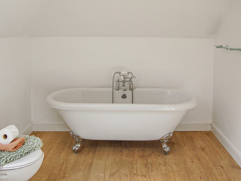 Bathroom | Glan Yr Afon - Lounge Holidays, Dolgellau