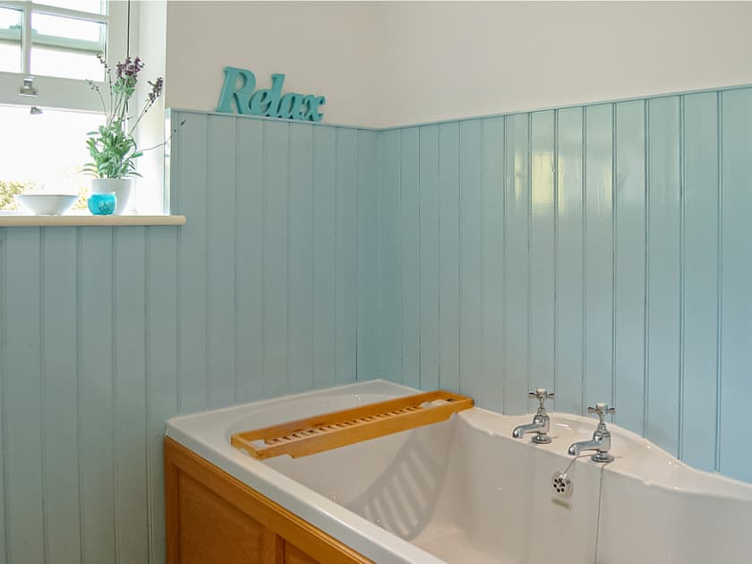 Bathroom | Glan Yr Afon - Lounge Holidays, Dolgellau