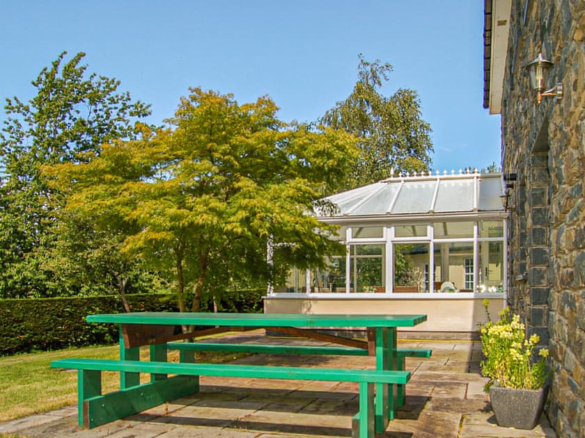 Sitting-out-area | Glan Yr Afon - Lounge Holidays, Dolgellau