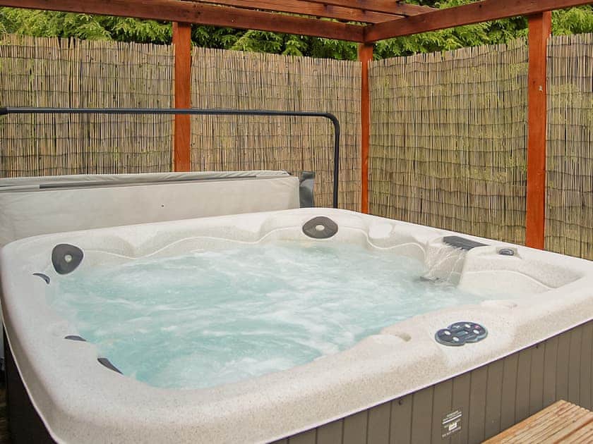 Hot tub | Glan Yr Afon - Lounge Holidays, Dolgellau