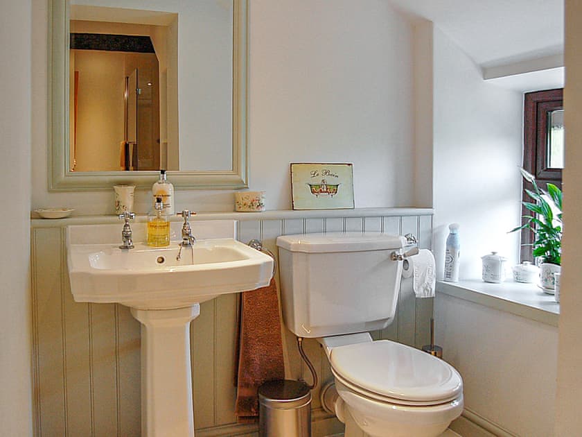 Bathroom | Henborth Mawr Period Cottage, Barmouth