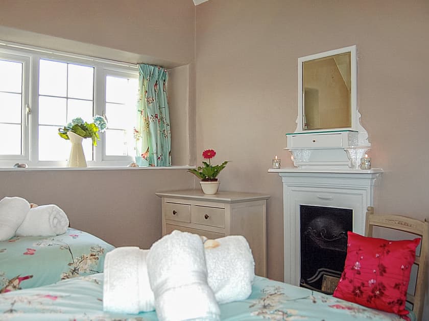 Twin bedroom | Min Afon Sea View Cottage, Llanaber, near Barmouth