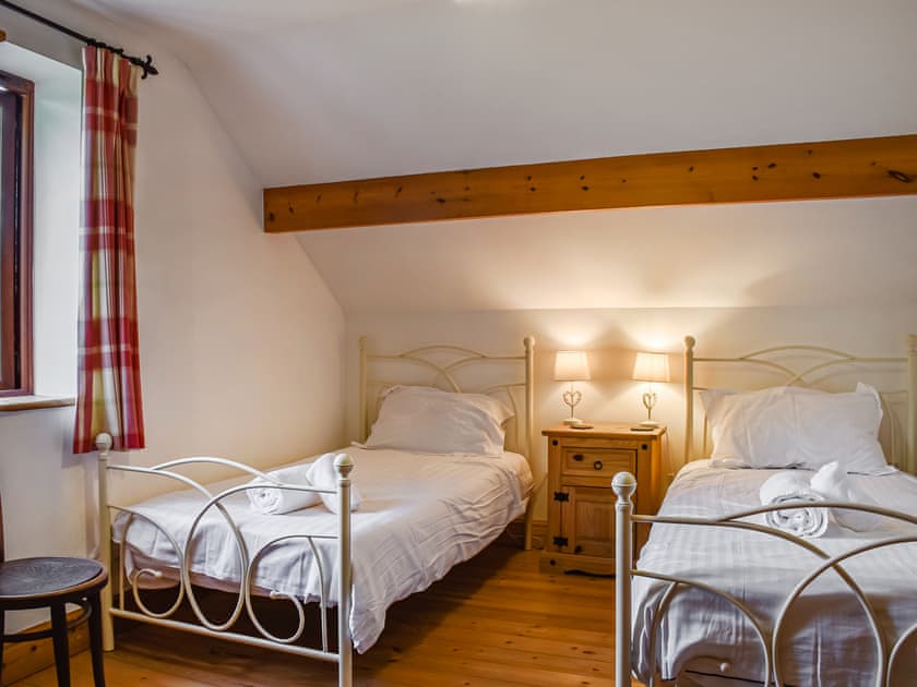 Twin bedroom | Honeysuckle Cottage, Pennard