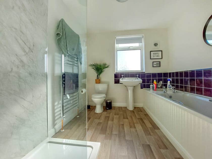 Bathroom | Craig View Fishermans Cottage - Lounge Holidays, Barmouth