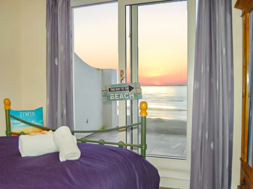 Double bedroom | Seagull Beach House - Lounge Holidays, Tywyn