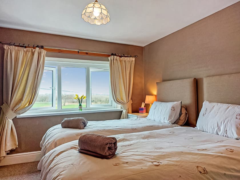 Twin bedroom | South View Cottage, Fairbourne