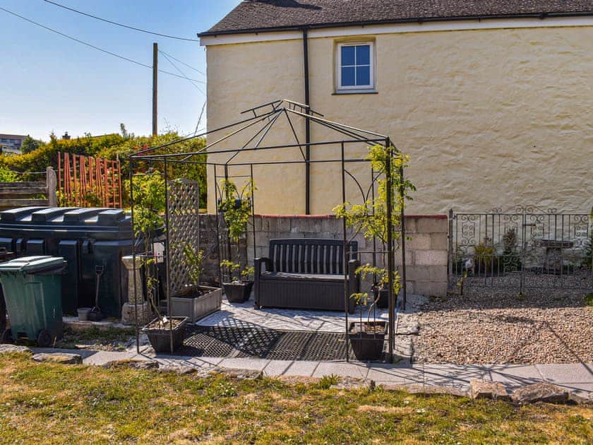 Sitting-out-area | Willow Tree Cottage, Angarrack, near Hayle