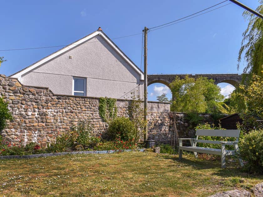 Sitting-out-area | Willow Tree Cottage, Angarrack, near Hayle