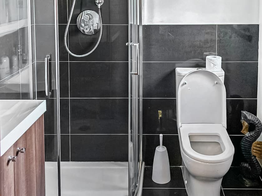 Bathroom | Willow Lodge, Macduff, near Banff