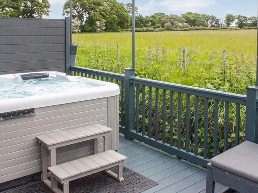 Jacuzzi | Long View  Lodge, Felton