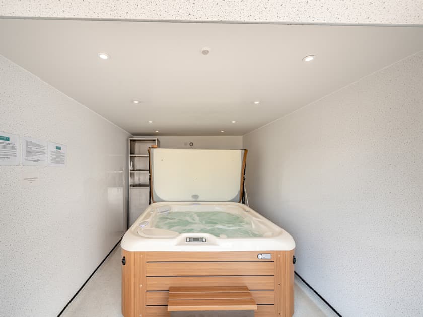Hot tub | Duck Bay Cottage 1 - Duck Bay Cottages, Alexandria, near Loch Lomond