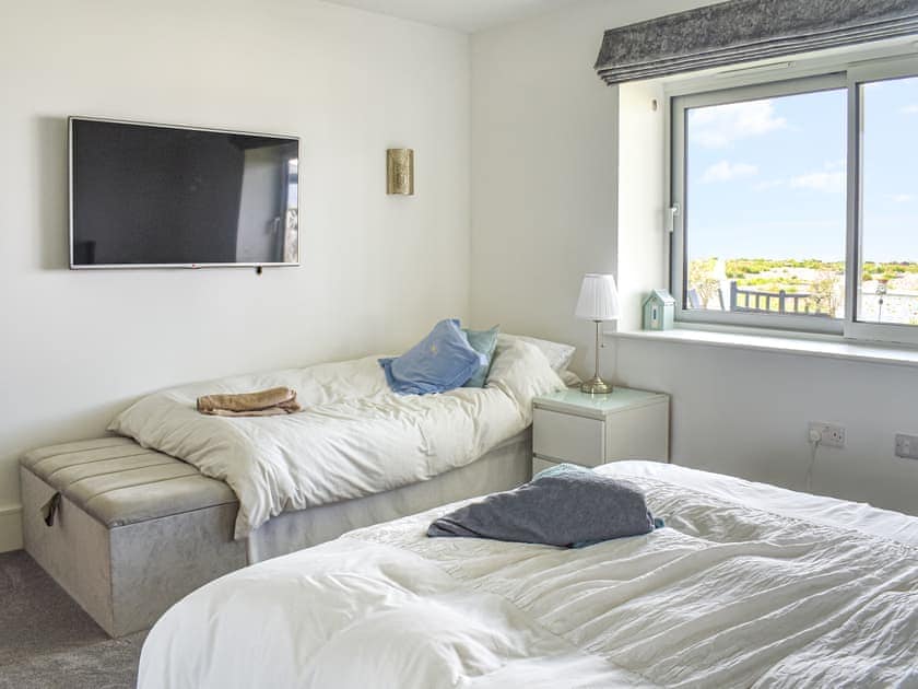 Twin bedroom | Seaside Place, Shoreham-by-Sea, near Brighton