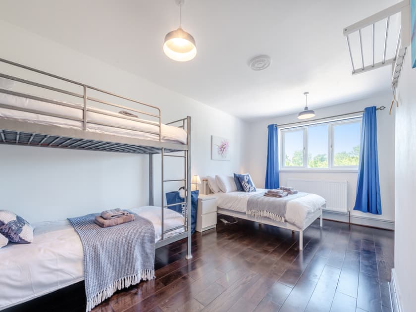 Family bedroom | Snowdrop, Eglwyswrw
