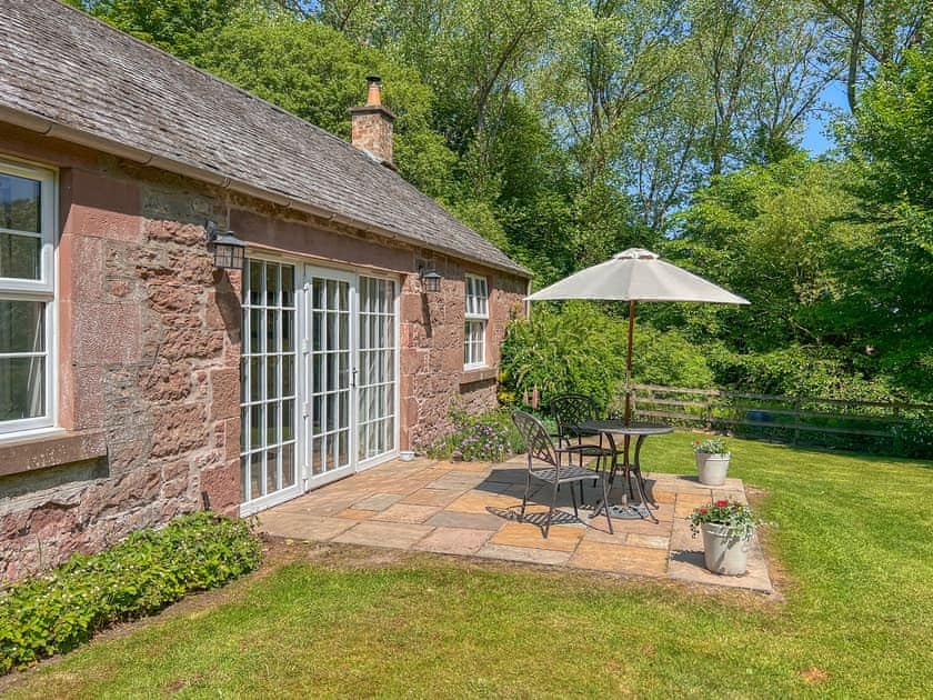 Sitting-out-area | Curlew Cottage - Strathisla Farm Cottages, Meigle