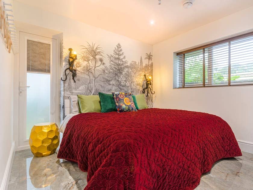 Double bedroom | The Aviary - Butterbee Cottages, Tamar Valley