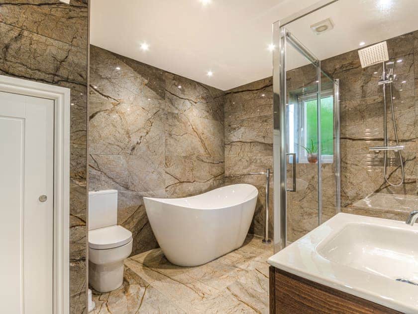 Bathroom | The Aviary - Butterbee Cottages, Tamar Valley