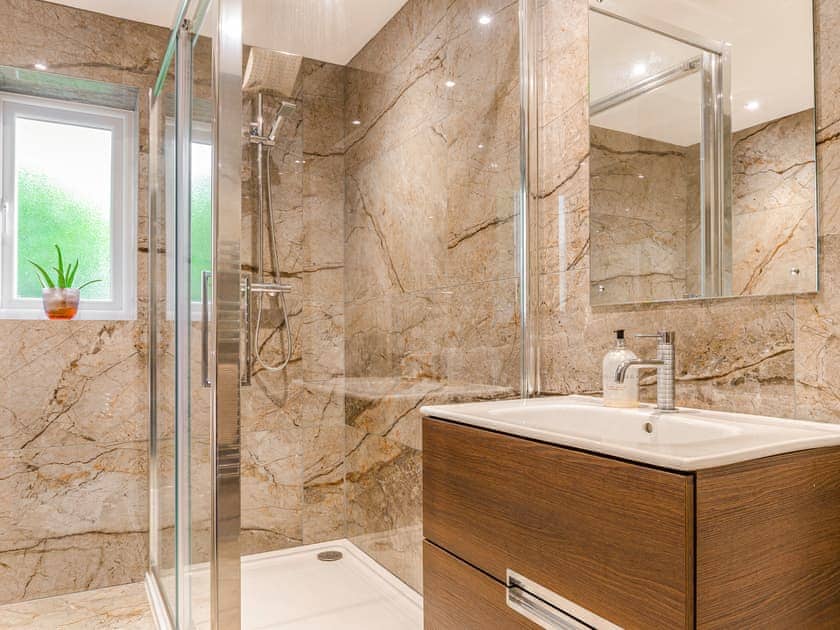 Bathroom | The Aviary - Butterbee Cottages, Tamar Valley