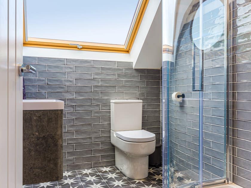 Bathroom | The Aviary - Butterbee Cottages, Tamar Valley
