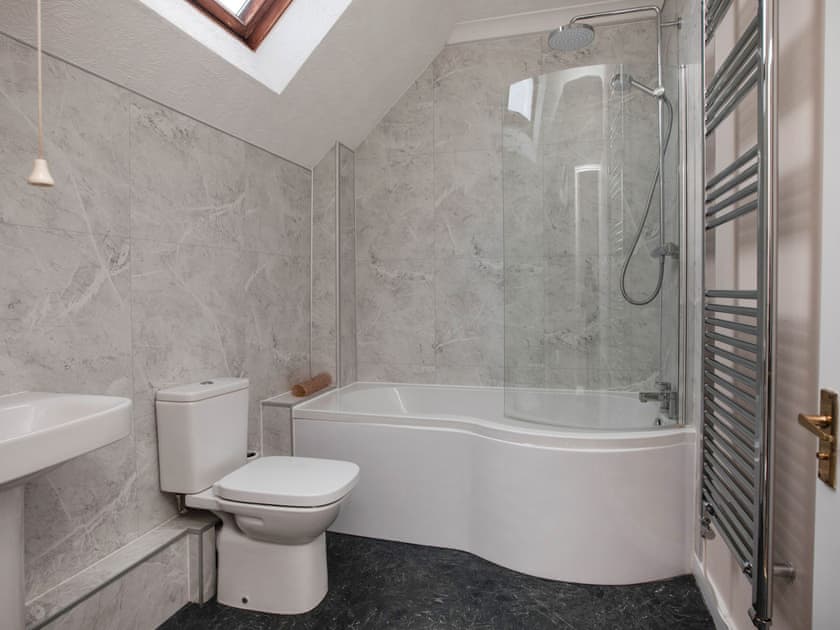 Bathroom | Puffin Cottage - Celtic Haven Resort, Lydstep, near Tenby