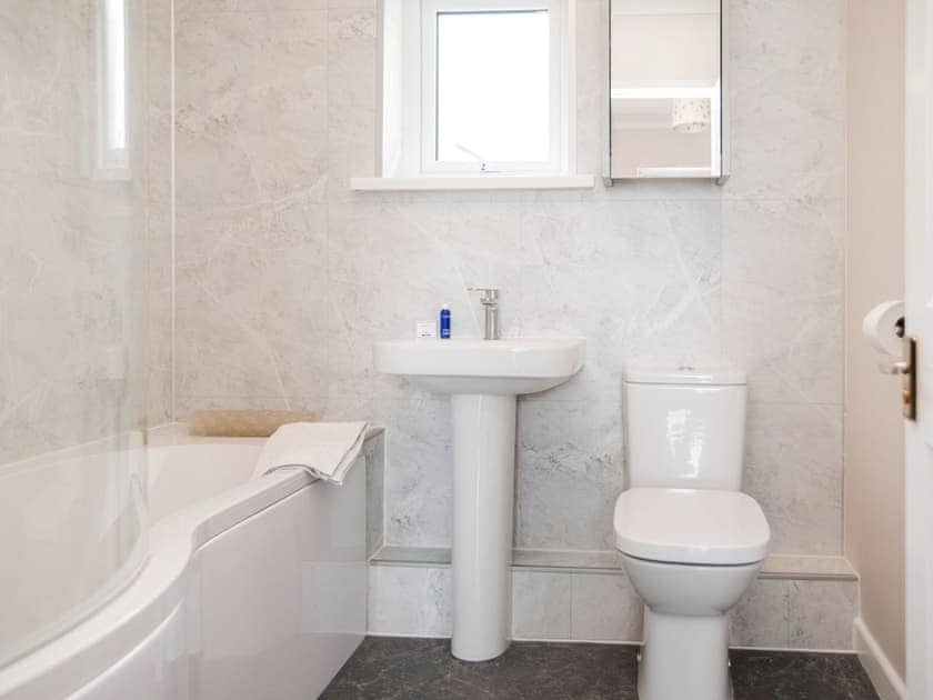 Bathroom | Kittiwake Cottage - Celtic Haven Resort, Lydstep, near Tenby