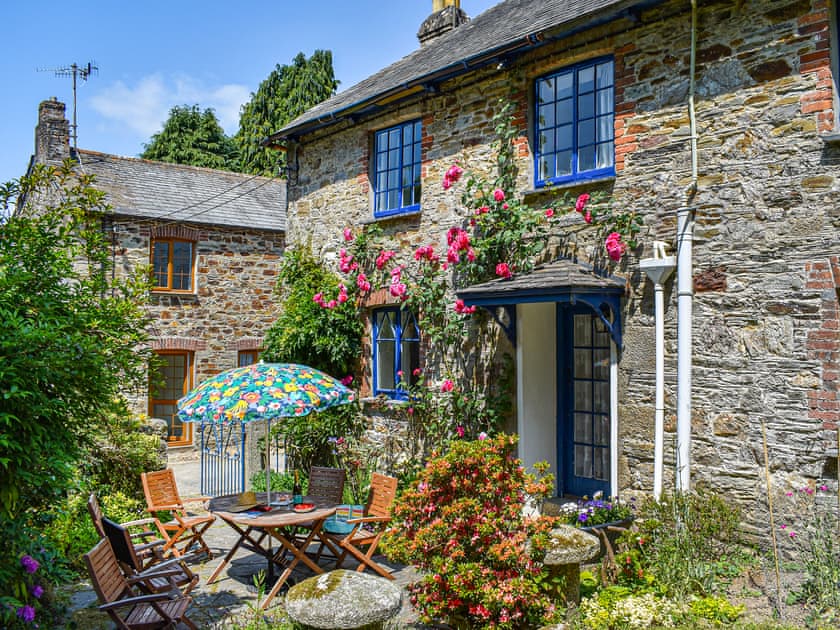 Sitting-out-area | The Farmhouse - Lanwithan Cottages, Lostwithiel