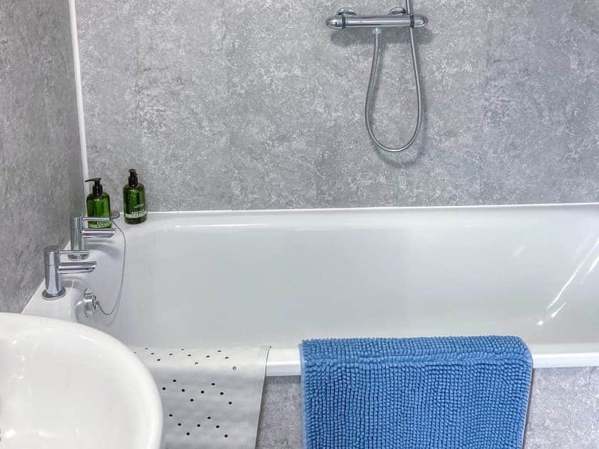 Bathroom | The Groom’s Cottage - Roddenloft, Mauchline