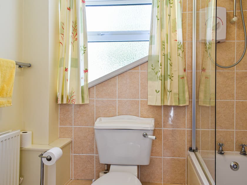 Bathroom | Poundhouse - Lanwithan Cottages, Lostwithiel
