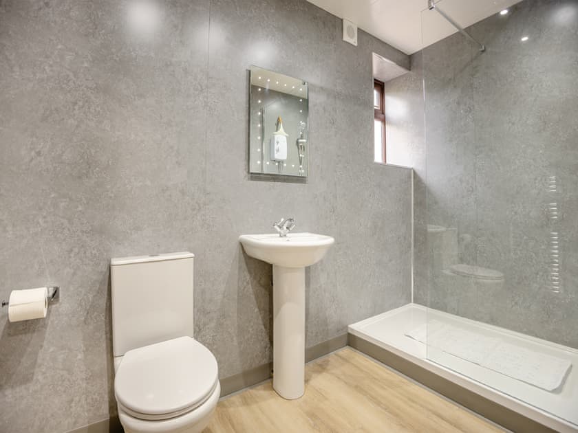 Downstairs Master bedroom Ensuite  | Casa Mia, Walpole Highway, near Wisbech