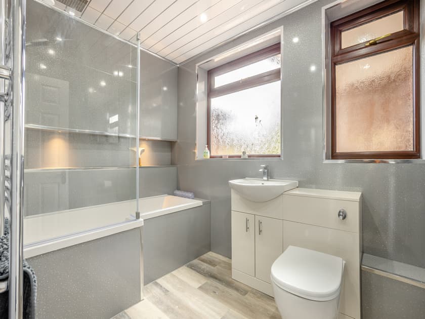 Downstairs Family Bathroom  | Casa Mia, Walpole Highway, near Wisbech