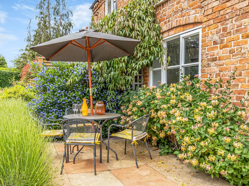 Sitting-out-area | Hop Pickers - White House Cottages, Aylton, nr Ledbury