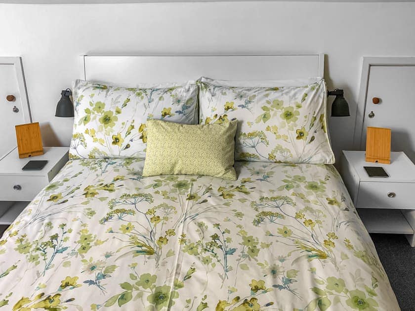 Double bedroom | Maes y Mor, Criccieth, near Porthmadog