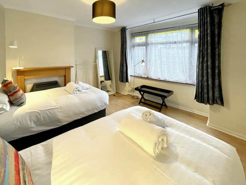 Twin bedroom | Wootton Park, Bristol