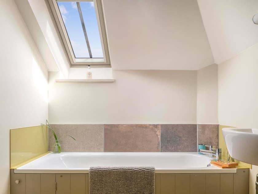 Bathroom | Groom’s Bell - Castletoun Cottages, Greenlaw, near Duns