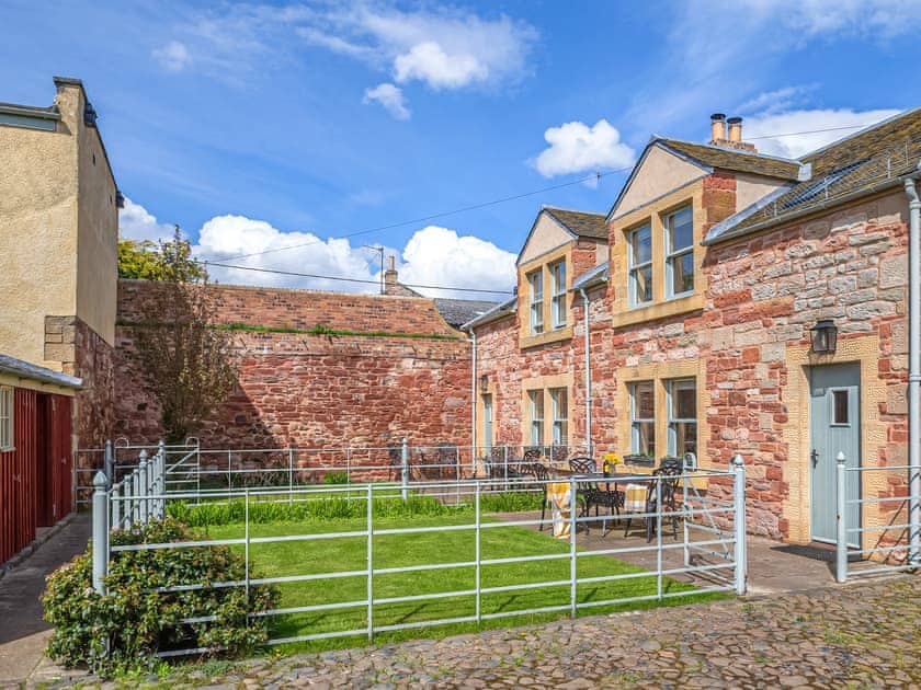 Garden | Groom’s Bell - Castletoun Cottages, Greenlaw, near Duns