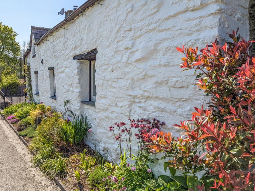 Traditional Welsh cottage nestling in the valley  | Tyn Y Ffordd, Llanymawddwy near Dolgellau