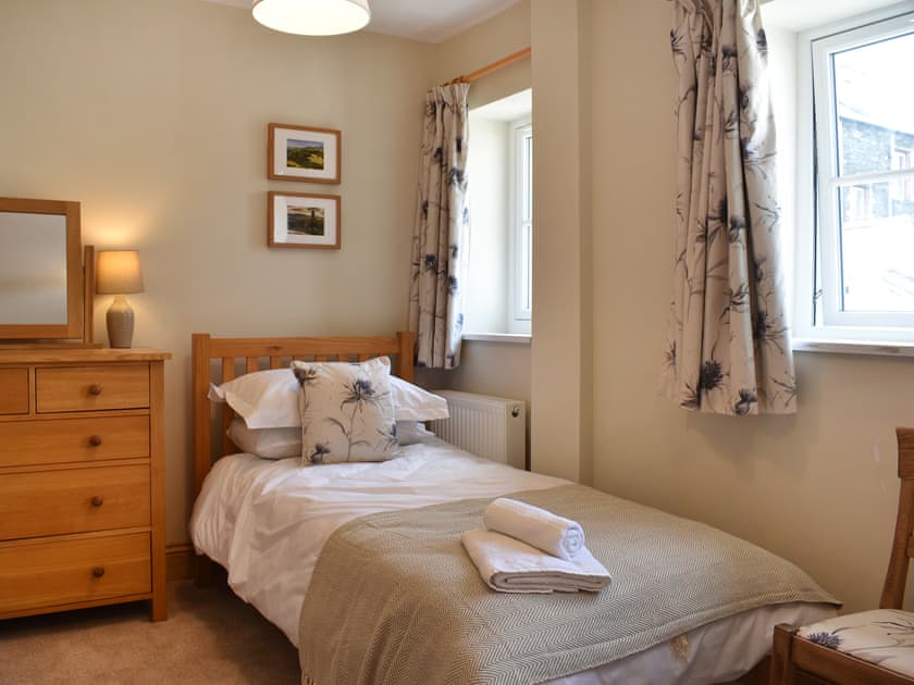 Twin bedroom | The Old Workshop, Keswick