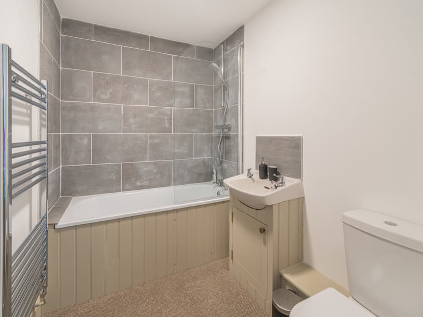 Bathroom | The Old Brewery - The Old Brewery Cottages, Pembroke