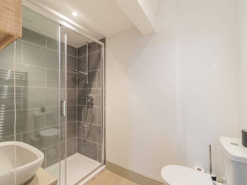 Bathroom | The Old Brewery - The Old Brewery Cottages, Pembroke
