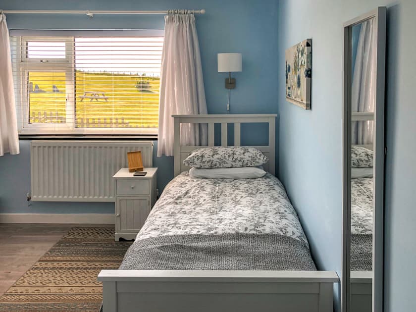 Bright bedroom with twin beds | Maes y Mor, Criccieth, near Porthmadog
