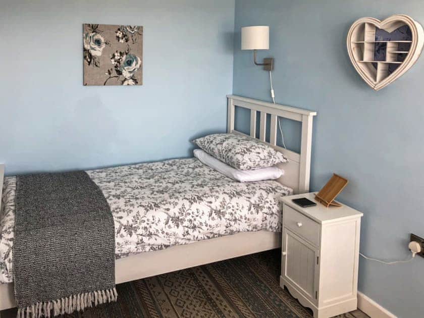 Pretty twin bedded room | Maes y Mor, Criccieth, near Porthmadog