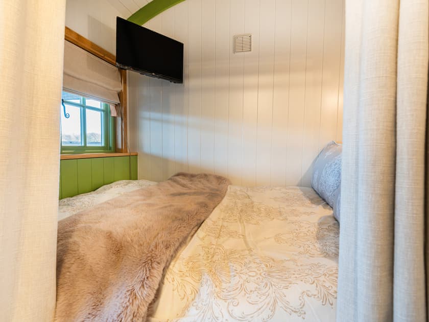 Double bedroom | Shepherds Hut at Northcombe Farm, Beaworthy