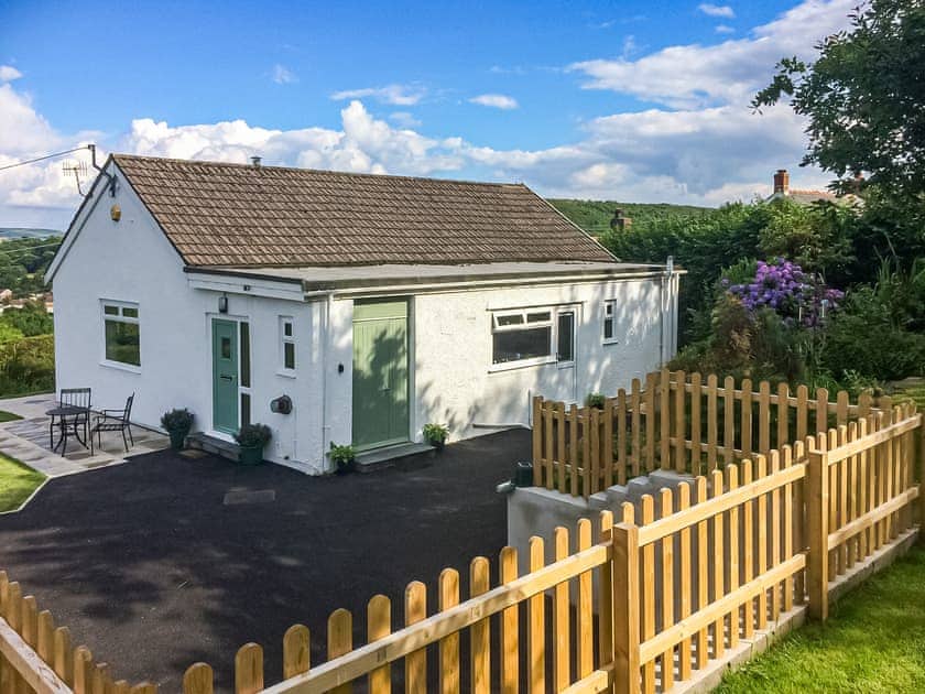 Single storey holiday cottage in an elevated position with ample parking | Ty Howton, Craig-Cefn-Parc, near Clydach