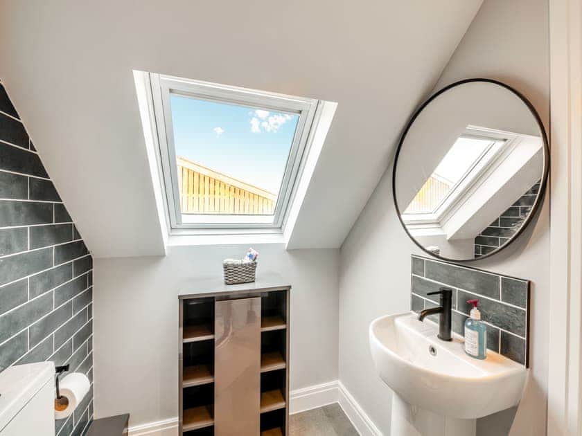 Shower room | The Hive - Fieldhouse Farm Cottages, Skirlaugh