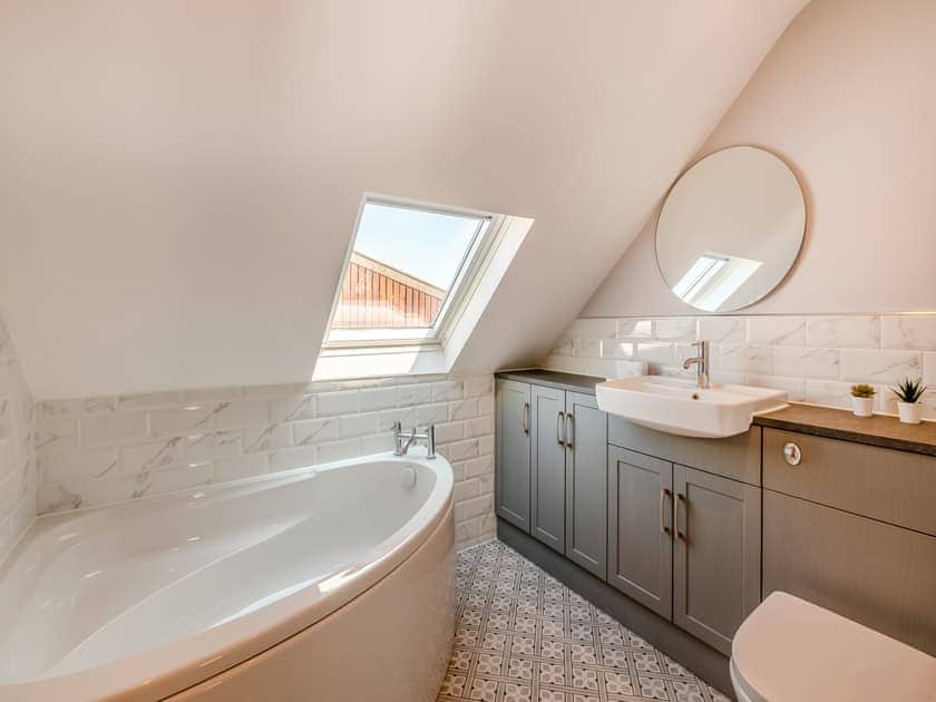 Bathroom | The Warren - Fieldhouse Farm Cottages, Skirlaugh