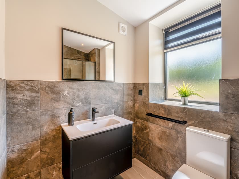 Shower room | The Warren - Fieldhouse Farm Cottages, Skirlaugh