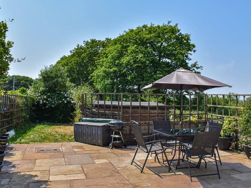 Sitting-out-area | Hunter’s Lodge, Cynheidre